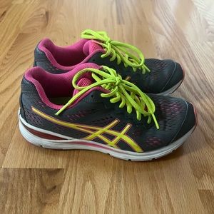Running sneakers size 6 women